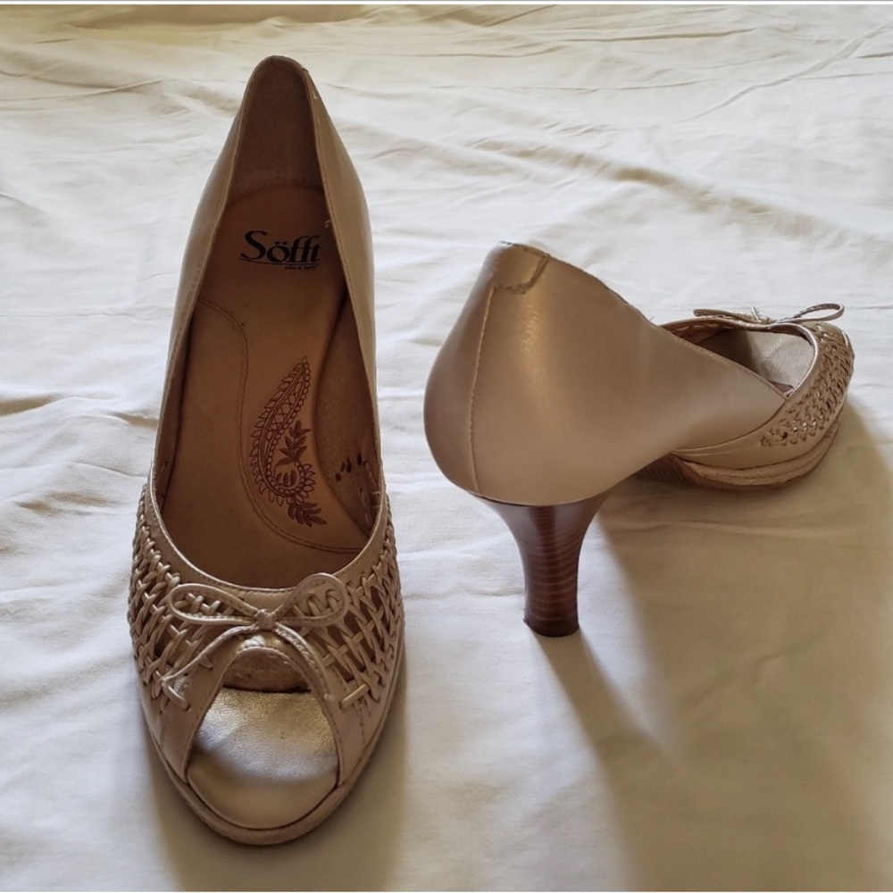 Sofft Golden Woven Genuine Leather Peep Toe, Champagne